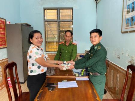 Cán bộ Biên phòng nhặt được của rơi trả lại người mất