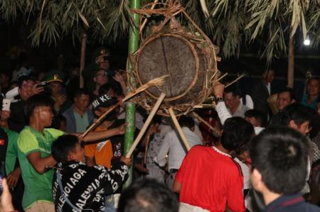 Lễ hội đập trống của người Ma Coong trên biên giới