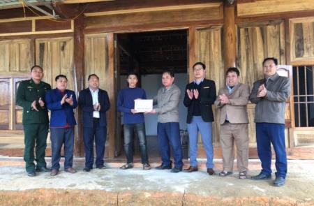 Bàn giao 10 "Ngôi nhà tình nghĩa" cho nhân dân biên giới