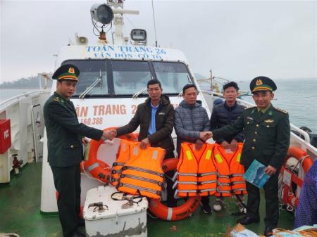 Đồn Biên phòng Cô Tô tuyên truyền pháp luật, tặng cờ Tổ quốc, áo phao, phao cứu sinh cho ngư dân