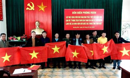 Tặng cờ Tổ quốc cho ngư dân ra khơi, bám biển
