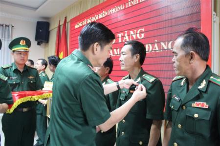 BĐBP Kiên Giang trao Huy hiệu 30 năm tuổi Đảng cho 9 đảng viên