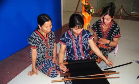 Người phụ nữ Cơ Tu nối vòng đời thổ cẩm trên vùng cao Tà Lu