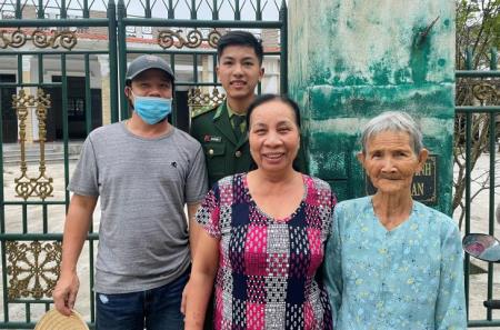 Cán bộ biên phòng giúp cụ bà đi lạc trở về nhà