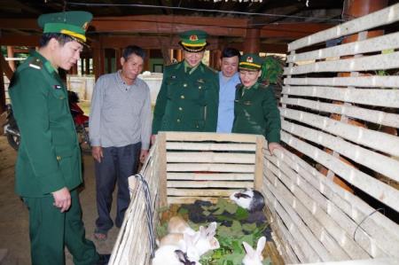 Chung tay nâng cao đời sống cho đồng bào vùng biên