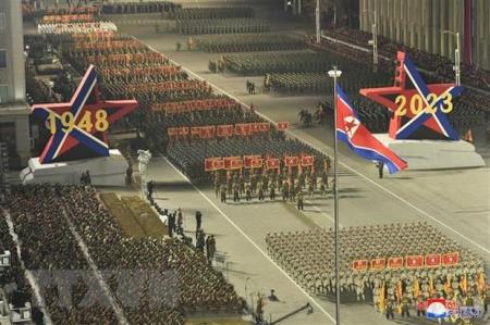 Nhà lãnh đạo Kim Jong-un dự buổi duyệt binh của quân đội Triều Tiên