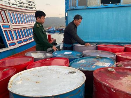 Bắt vụ vận chuyển gần 4.000 lít dầu diesel không rõ nguồn gốc