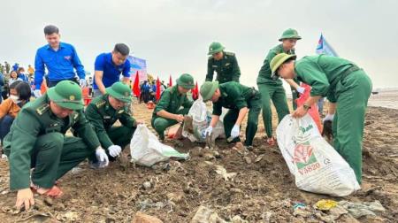 Hơn 400 đoàn viên, thanh niên ra quân làm sạch biển trong chuỗi hoạt động "Tháng Ba biên giới"