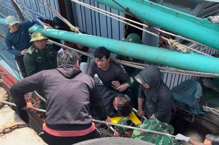Quân y Biên phòng cấp cứu kịp thời một thuyền viên bị tai nạn nghiêm trọng