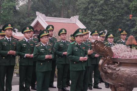 Đoàn đại biểu dự Lễ Tuyên dương “Gương mặt trẻ tiêu biểu”, “Gương mặt trẻ triển vọng” BĐBP năm 2022 báo công dâng Bác