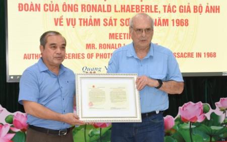 Họp báo công bố thỏa thuận bản quyền bộ ảnh vụ thảm sát Sơn Mỹ với nhà báo Mỹ