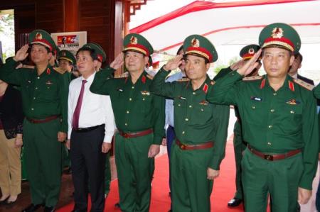 Dâng hoa, dâng hương tưởng niệm Đại tướng Chu Huy Mân