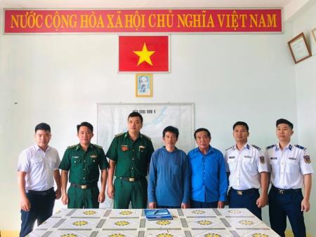 Đồn Biên phòng cửa khẩu cảng Phú Quý tiếp nhận 2 thuyền viên sà lan LA-05923 gặp nạn trên biển