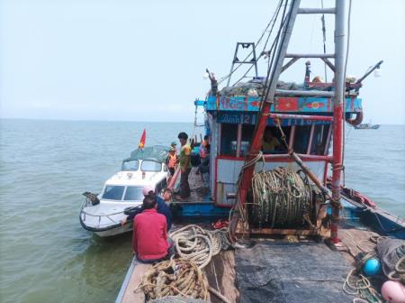 Hỗ trợ cứu nạn các thuyền viên bị chìm tàu trên biển