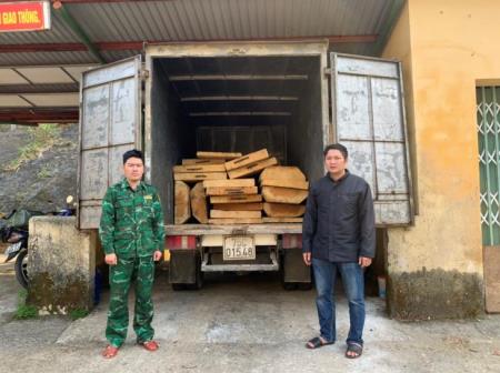Phát hiện xe tải chở 19 phách gỗ trái phép