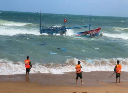 Cứu nạn thành công 2 thuyền viên gặp nạn trên biển