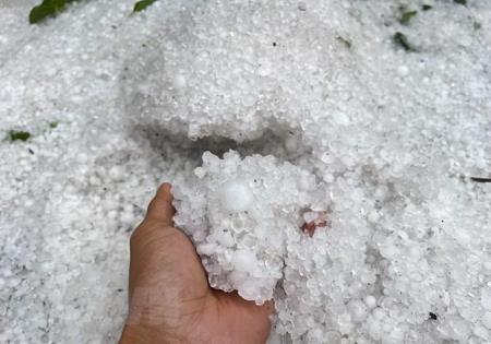 Điện Biên: Mưa đá khiến nhiều khu vực bị phủ lớp đá dày trắng xóa