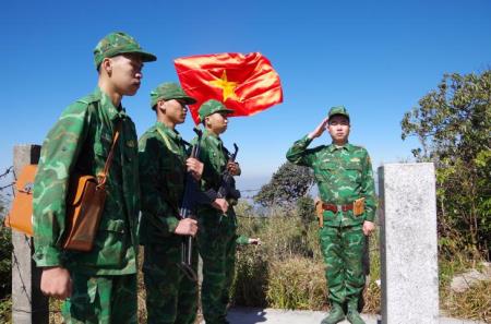 Tuần tra biên giới trên đỉnh Phàn Liên San