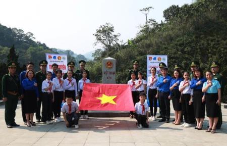 Thiêng liêng Lễ chào cờ ở cột mốc biên giới