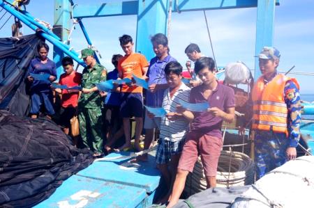Tuyên truyền chống khai thác hải sản bất hợp pháp cho ngư dân