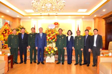 Các đồng chí lãnh đạo Đảng, Nhà nước, lãnh đạo các bộ, ngành và các đơn vị gửi lẵng hoa, tới thăm và chúc mừng Bộ Tư lệnh BĐBP nhân Ngày Truyền thống