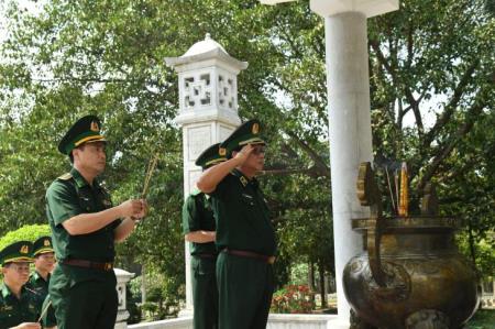 Đoàn công tác Bộ Tư lệnh BĐBP thắp hương tưởng niệm các anh hùng liệt sĩ tại các khu di tích lịch sử trên địa bàn tỉnh Tây Ninh
