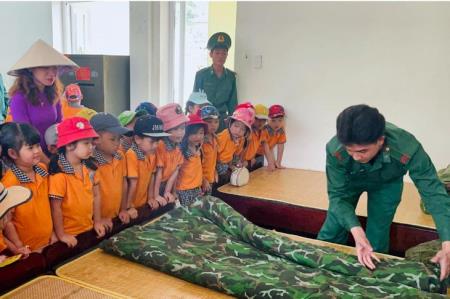 Hào hứng tiết học ngoại khóa tại Đồn Biên phòng cửa khẩu cảng Chân Mây
