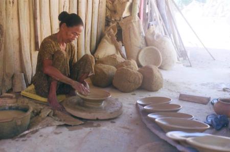 Người nặng lòng với nghề gốm Quế An