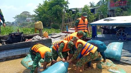 BĐBP An Giang kịp thời cứu nạn 1 ghe chở lúa bị chìm