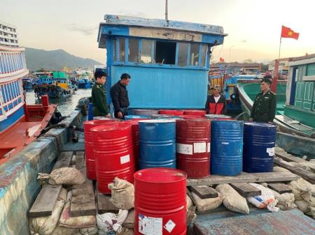 Tạm giữ phương tiện vận chuyển dầu DO không rõ nguồn gốc