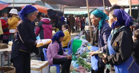 Hấp dẫn chợ phiên vùng cao Y Tý