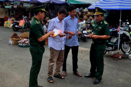 Tuyên truyền Luật Biên phòng Việt Nam cho nhân dân, tiểu thương tại chợ biên giới An Giang