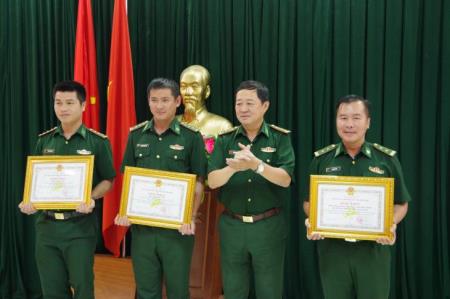 Trao thưởng đột xuất cho các cá nhân và tập thể Đồn Biên phòng cửa khẩu cảng Quy Nhơn