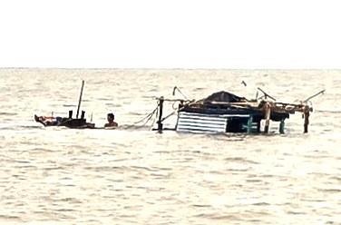 Cứu hộ, cứu nạn kịp thời 2 thuyền viên gặp nạn trên biển