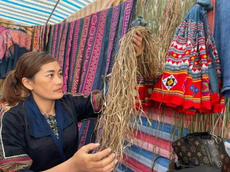 Gìn giữ nghề thêu may trang phục Mông truyền thống
