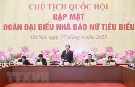Chủ tịch Quốc hội: Nữ nhà báo luôn là "những bông lau bằng thép"