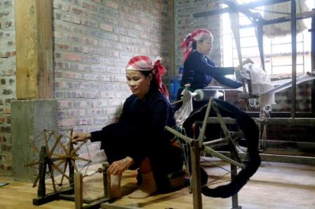 Phụ nữ Tày giữ nghề truyền thống