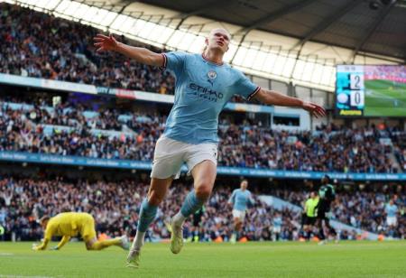 Cuộc đua vô địch ngoại hạng Anh: Arsenal hụt hơi, Man City thể hiện đẳng cấp