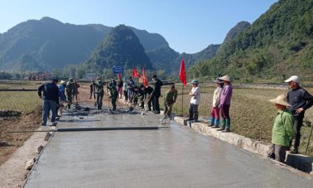 Sát cánh cùng đồng bào vùng biên xây dựng nông thôn mới
