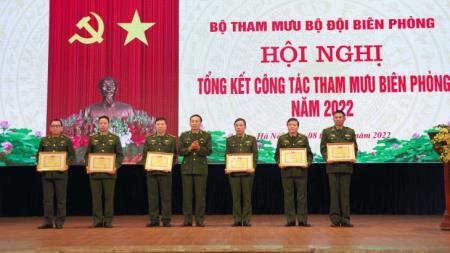 Phát huy tốt truyền thống Anh hùng Lực lượng vũ trang nhân dân, hoàn thành thắng lợi nhiệm vụ được giao