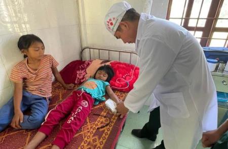 Kịp thời cấp cứu 2 em nhỏ bị ngộ độc
