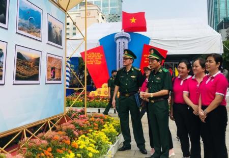 Triển lãm ảnh "Tự hào một dải biên cương - Thành phố Hồ Chí Minh - 48 năm vững niềm tin, giàu khát vọng, năng động, sáng tạo, tự hào tiến bước"