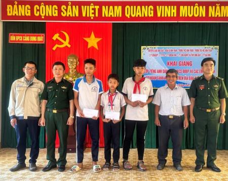 Đồn Biên phòng cửa khẩu cảng Dung Quất mở lớp học tiếng Anh miễn phí cho học sinh nghèo