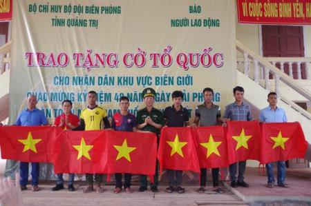 BĐBP Quảng Trị trao tặng cờ Tổ quốc cho người dân biên giới