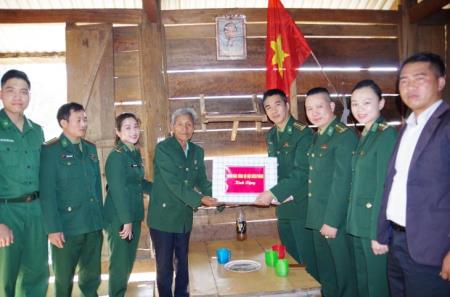 Chuyện về những nghệ sĩ quân hàm xanh gắn bó với biên cương
