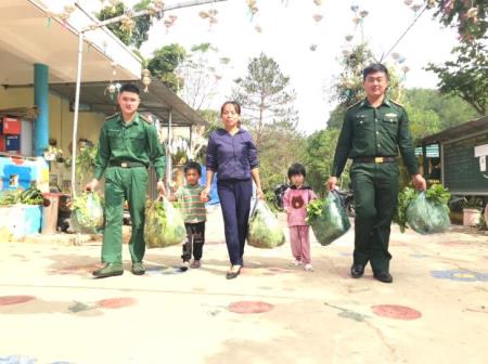 Rau xanh tặng học trò vùng biên