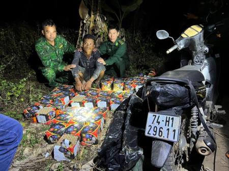 Bắt giữ đối tượng vận chuyển 56kg pháo hoa nổ qua biên giới lúc giữa đêm