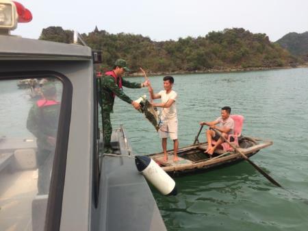 Ngư dân tìm kiếm được nhiều mảnh vỡ máy bay
