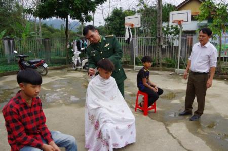 Người cán bộ Biên phòng chắp cánh ước mơ cho đồng bào Đan Lai