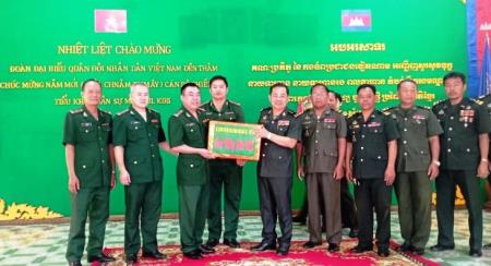 BĐBP Đắk Lắk, Kiên Giang, An Giang thăm, chúc Tết lực lượng vũ trang Campuchia